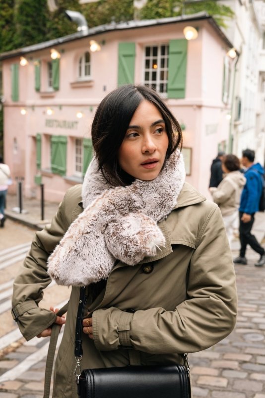 L'écharpe incontournable de Ashoka en fourrure vegan, disponible en plusieurs coloris