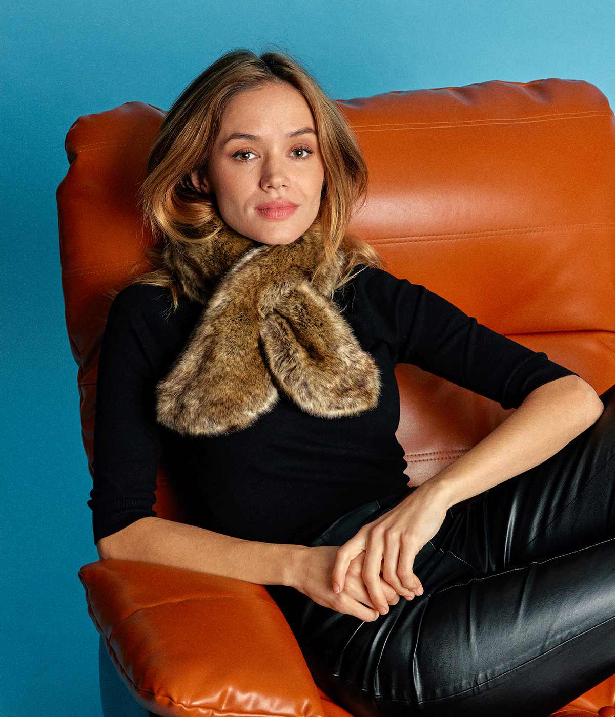 Écharpe en fourrure vegan Joséphine dune ambrée - Fabriqué en France - artisanat de fourrure à la main