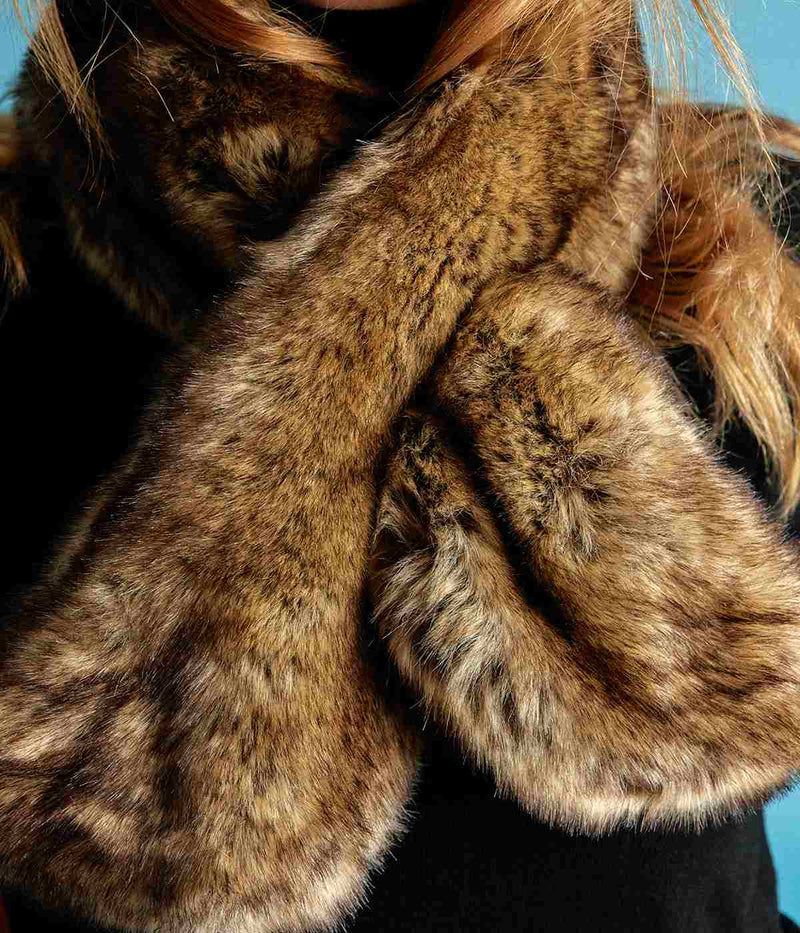 Écharpe Joséphine en fourrure vegan dune ambrée - Fabrication artisanale dans un atelier parisien - Better than Fur