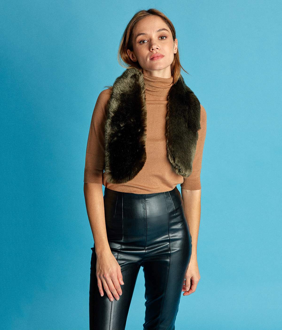 Écharpe Joséphine en fourrure vegan vert bronze - Fabrication responsable artisanale manuelle à Paris