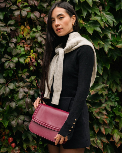 Sac à main Brigitte Couture Bordeaux en Uppeal™, porté