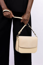 Sac à main vegan Brigitte Oxymore Bambou Sable porté à la main – chic et écoresponsable