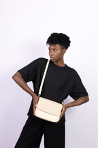 Sac à main vegan Brigitte Oxymore Bambou Sable porté à l’épaule – mode éthique femme