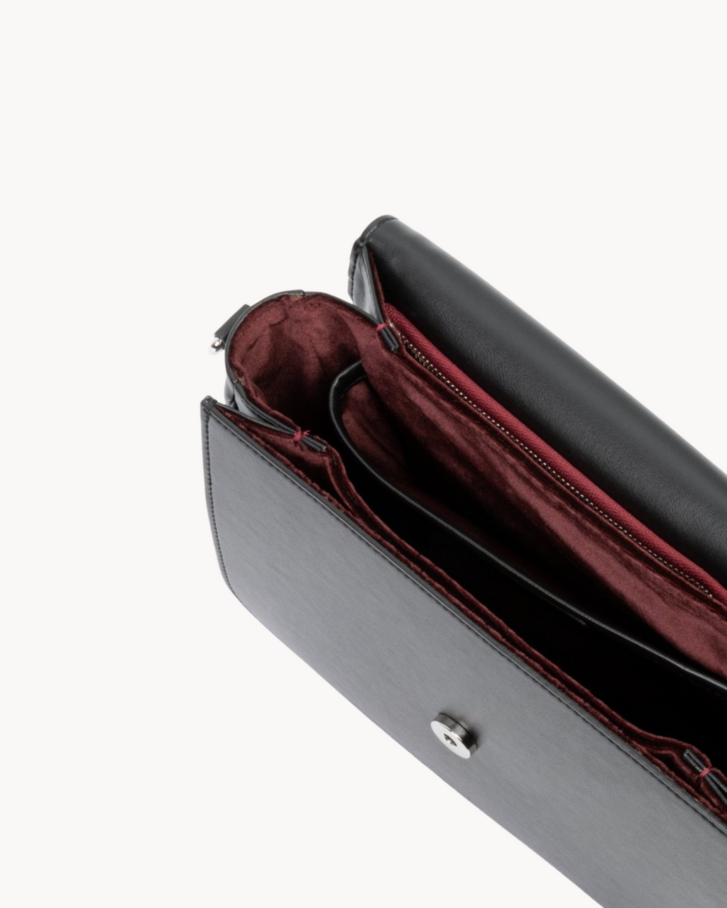 Sac vegan Brigitte Oxymore Noir – intérieur spacieux avec compartiments et doublure rouge