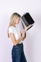 Sac à main vegan Brigitte Oxymore Noir porté à la main – élégance parisienne