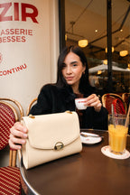 Mini Paname Sable porté à l'épaule en terrasse d'une brasserie parisienne au quotidien