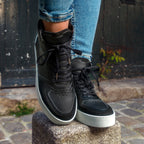 Sneakers vegan Matéo Montante Noires portées – baskets écoresponsables homme/femme