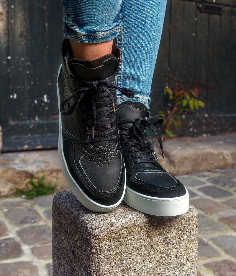 Sneakers vegan Matéo Montante Noires portées – baskets écoresponsables homme/femme