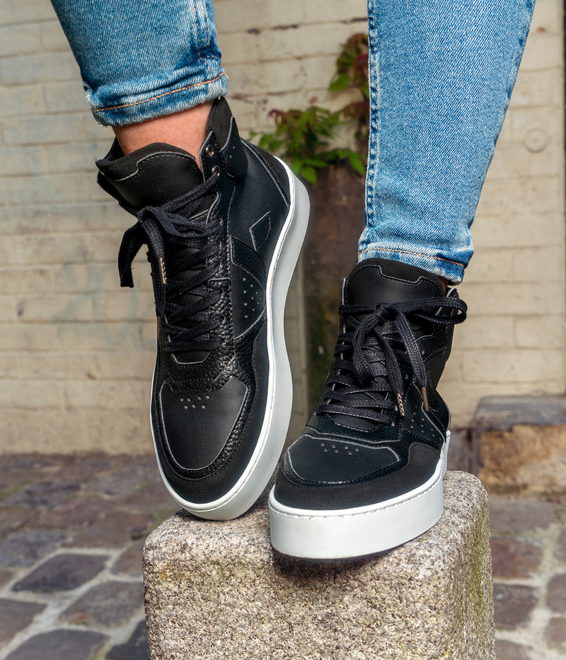 Chaussures vegan Matéo Montante Noires portées – sneakers durables au quotidien