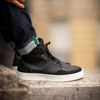 Sneaker vegan Matéo Montante Noire – détail porté avec look urbain