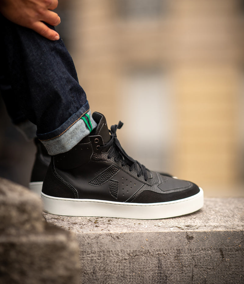 Sneaker vegan Matéo Montante Noire – détail porté avec look urbain