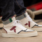 Sneakers vegan Matéo Montante Bordeaux & Marine portées – baskets éthiques pour homme