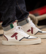 Sneakers vegan Matéo Montante Bordeaux & Marine portées – baskets éthiques pour homme