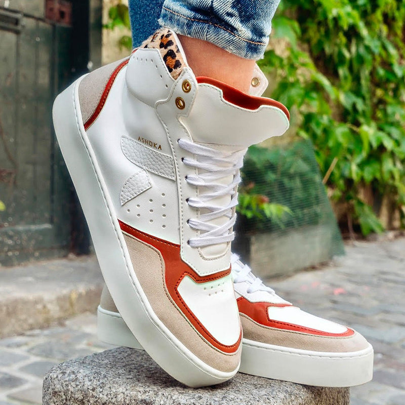 Sneakers vegan Matéo Montante Terracotta & Léopard portées – baskets durables et mode responsable
