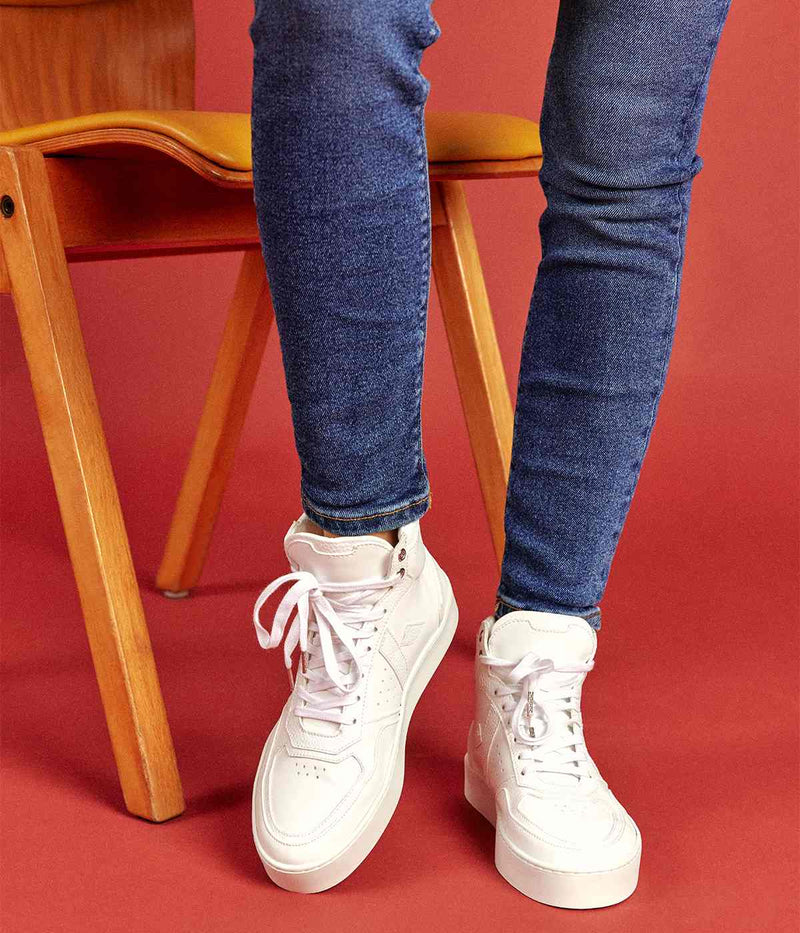 Sneakers vegan Matéo Montante Blanches portées – chaussures écoresponsables mode