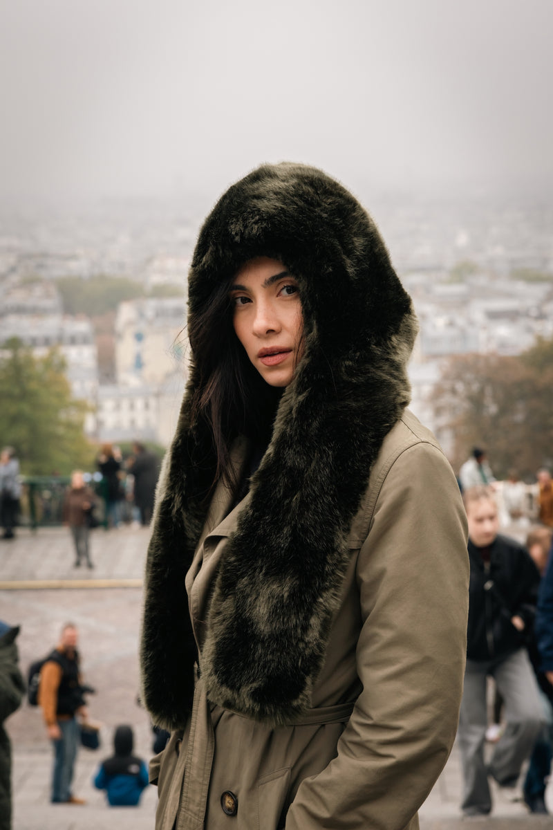 Écharpe à capuche Suzon Vert Bronze Ashoka Paris, confection éthique, fourrure vegan luxueuse et confortable.