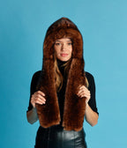 Écharpe capuche Suzon en fausse fourrure vegan — confection française en petites séries, douceur, chaleur et style éthique. 