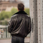 Blouson aviateur noir, vegan pour homme, Roland, sans cuir, intérieur doublé de fourrure synthétique made in France, fabriqué à Paris, matière italienne, écoresponsable, éthique, écologique, Peta approved et Animal free.