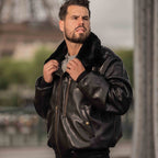 Blouson aviateur noir, vegan pour homme, Roland, sans cuir, intérieur doublé de fourrure synthétique made in France, fabriqué à Paris, matière italienne, écoresponsable, éthique, écologique, Peta approved et Animal free.