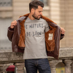 Blouson aviateur marron, vegan pour homme, Roland, sans cuir, intérieur doublé de fourrure synthétique made in France, fabriqué à Paris, matière italienne, écoresponsable, éthique, écologique, Peta approved et Animal free.