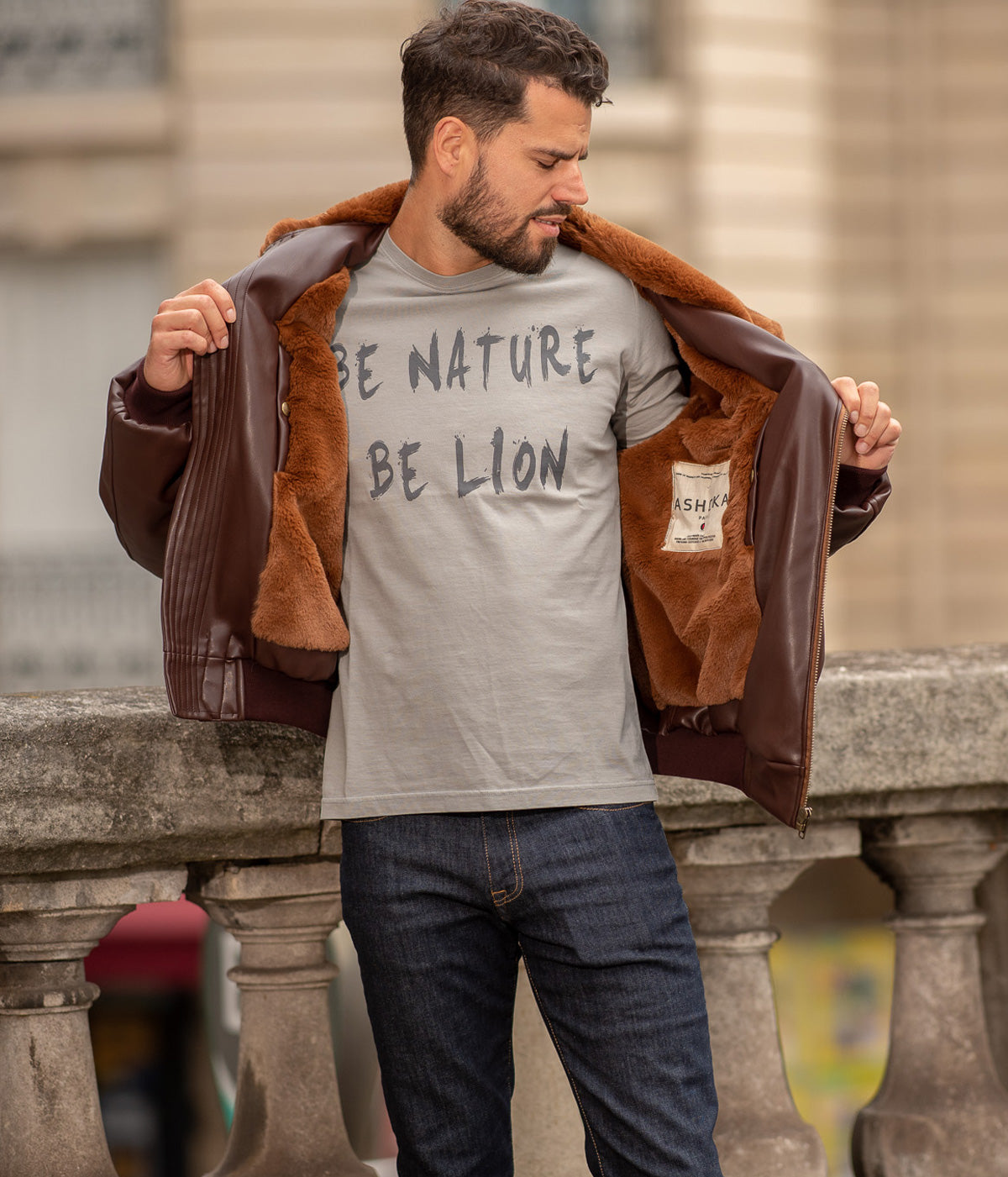 Blouson aviateur marron, vegan pour homme, Roland, sans cuir, intérieur doublé de fourrure synthétique made in France, fabriqué à Paris, matière italienne, écoresponsable, éthique, écologique, Peta approved et Animal free.