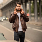 Blouson aviateur marron, vegan pour homme, Roland, sans cuir, intérieur doublé de fourrure synthétique made in France, fabriqué à Paris, matière italienne, écoresponsable, éthique, écologique, Peta approved et Animal free.