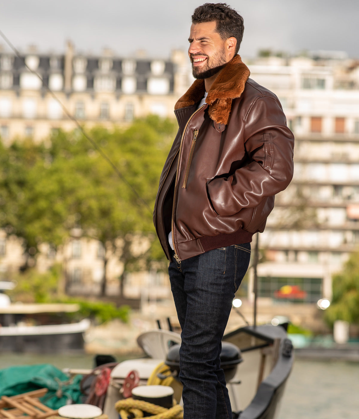Blouson aviateur marron, vegan pour homme, Roland, sans cuir, intérieur doublé de fourrure synthétique made in France, fabriqué à Paris, matière italienne, écoresponsable, éthique, écologique, Peta approved et Animal free.