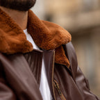 Blouson aviateur marron, vegan pour homme, Roland, sans cuir, intérieur doublé de fourrure synthétique made in France, fabriqué à Paris, matière italienne, écoresponsable, éthique, écologique, Peta approved et Animal free.