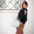 Blouson vegan pour femme, fabriqué en France. Confectionné en suédine de polyester recyclé de couleur noir, agrémenté de fausse fourrure, ce blouson est conçu à Paris. Explorez notre gamme de vêtements vegan, notamment nos manteaux écologiques et écoresponsables pour femme. Chaque pièce est fabriquée dans le respect de conditions éthiques, en utilisant des matières provenant d'Italie et respectueuses de l'environnement.