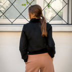 Blouson vegan pour femme, fabriqué en France. Confectionné en suédine de polyester recyclé de couleur noir, agrémenté de fausse fourrure, ce blouson est conçu à Paris. Explorez notre gamme de vêtements vegan, notamment nos manteaux écologiques et écoresponsables pour femme. Chaque pièce est fabriquée dans le respect de conditions éthiques, en utilisant des matières provenant d'Italie et respectueuses de l'environnement.