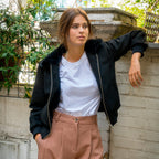 Blouson vegan pour femme, fabriqué en France. Confectionné en suédine de polyester recyclé de couleur noir, agrémenté de fausse fourrure, ce blouson est conçu à Paris. Explorez notre gamme de vêtements vegan, notamment nos manteaux écologiques et écoresponsables pour femme. Chaque pièce est fabriquée dans le respect de conditions éthiques, en utilisant des matières provenant d'Italie et respectueuses de l'environnement.