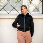 Blouson vegan pour femme, fabriqué en France. Confectionné en suédine de polyester recyclé de couleur noir, agrémenté de fausse fourrure, ce blouson est conçu à Paris. Explorez notre gamme de vêtements vegan, notamment nos manteaux écologiques et écoresponsables pour femme. Chaque pièce est fabriquée dans le respect de conditions éthiques, en utilisant des matières provenant d'Italie et respectueuses de l'environnement.