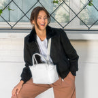 Blouson vegan pour femme, fabriqué en France. Confectionné en suédine de polyester recyclé de couleur noir, agrémenté de fausse fourrure, ce blouson est conçu à Paris. Explorez notre gamme de vêtements vegan, notamment nos manteaux écologiques et écoresponsables pour femme. Chaque pièce est fabriquée dans le respect de conditions éthiques, en utilisant des matières provenant d'Italie et respectueuses de l'environnement.