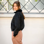 Blouson vegan pour femme, fabriqué en France. Confectionné en suédine de polyester recyclé de couleur noir, agrémenté de fausse fourrure, ce blouson est conçu à Paris. Explorez notre gamme de vêtements vegan, notamment nos manteaux écologiques et écoresponsables pour femme. Chaque pièce est fabriquée dans le respect de conditions éthiques, en utilisant des matières provenant d'Italie et respectueuses de l'environnement.