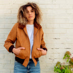 Blouson vegan pour femme similidaim - suédine camel et fausse fourrure. Fabriqué en France à partir de polyester recyclé, le blouson zippé Vickie, made in France est fabriqué à Paris. C’est un blouson écoresponsable, éthique, écologique, Peta approved et Animal free.