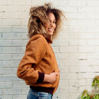 Blouson vegan pour femme similidaim - suédine camel et fausse fourrure. Fabriqué en France à partir de polyester recyclé, le blouson zippé Vickie, made in France est fabriqué à Paris. C’est un blouson écoresponsable, éthique, écologique, Peta approved et Animal free.