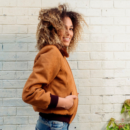 Blouson vegan pour femme similidaim - suédine camel et fausse fourrure. Fabriqué en France à partir de polyester recyclé, le blouson zippé Vickie, made in France est fabriqué à Paris. C’est un blouson écoresponsable, éthique, écologique, Peta approved et Animal free.