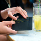 Grand porte-carte Mylo™️ jaune en mycélium, structure souterraine des champignons - éthique, écoresponsable, écologique, durable et sans cruauté