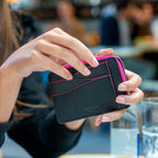 Grand porte-carte zippé Mylo™️ rose en mycélium, structure souterraine des champignons - éthique, écoresponsable, écologique, durable et sans cruauté