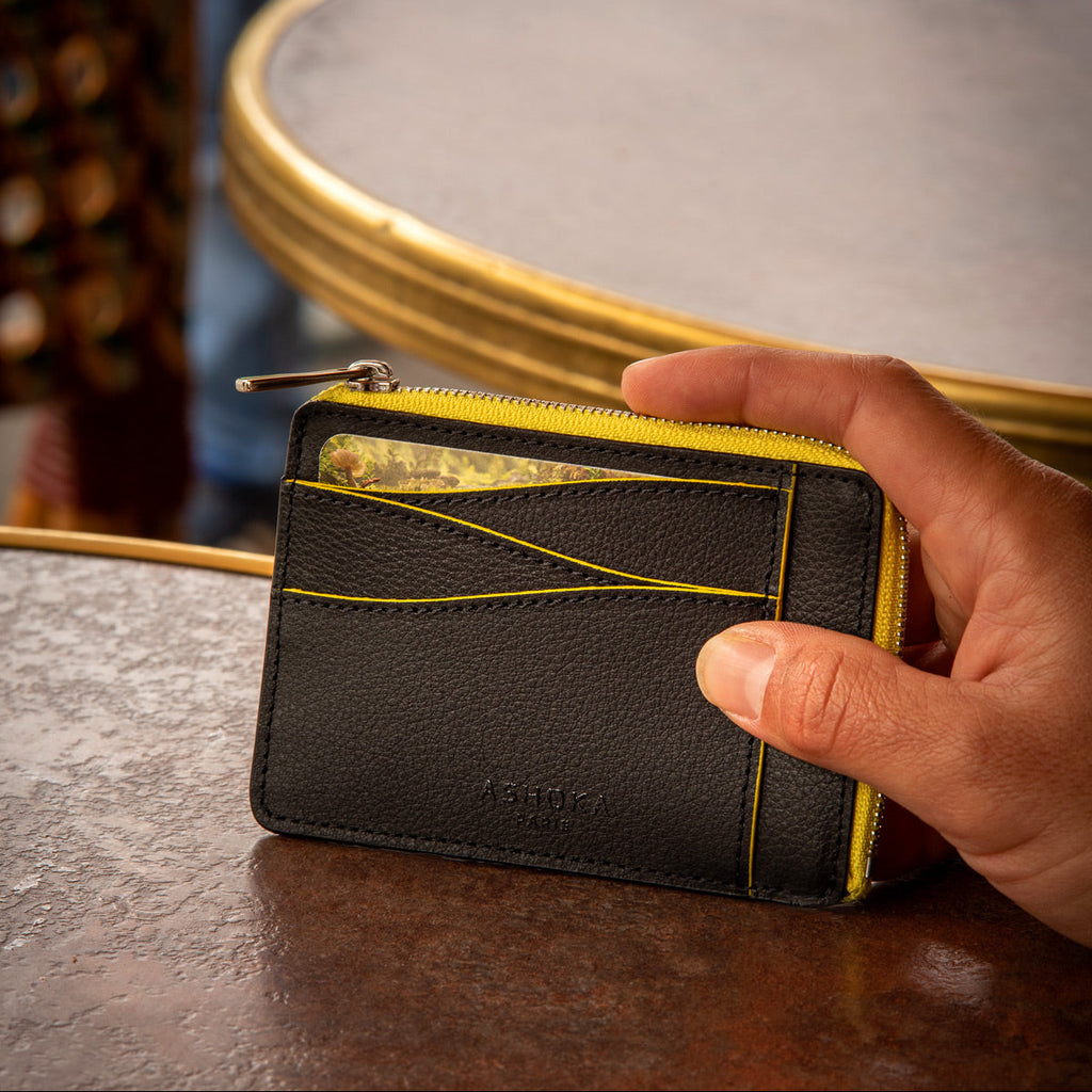 Grand porte-carte zippé Mylo™️ jaune en mycélium, structure souterraine des champignons - éthique, écoresponsable, écologique, durable et sans cruauté