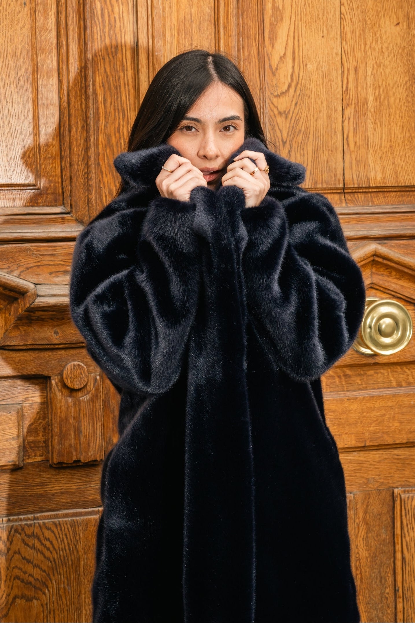 Manteau Babylone Ashoka Paris Bleu Nuit, alternative responsable à la fourrure animale, style chic et urbain pour l’hiver.