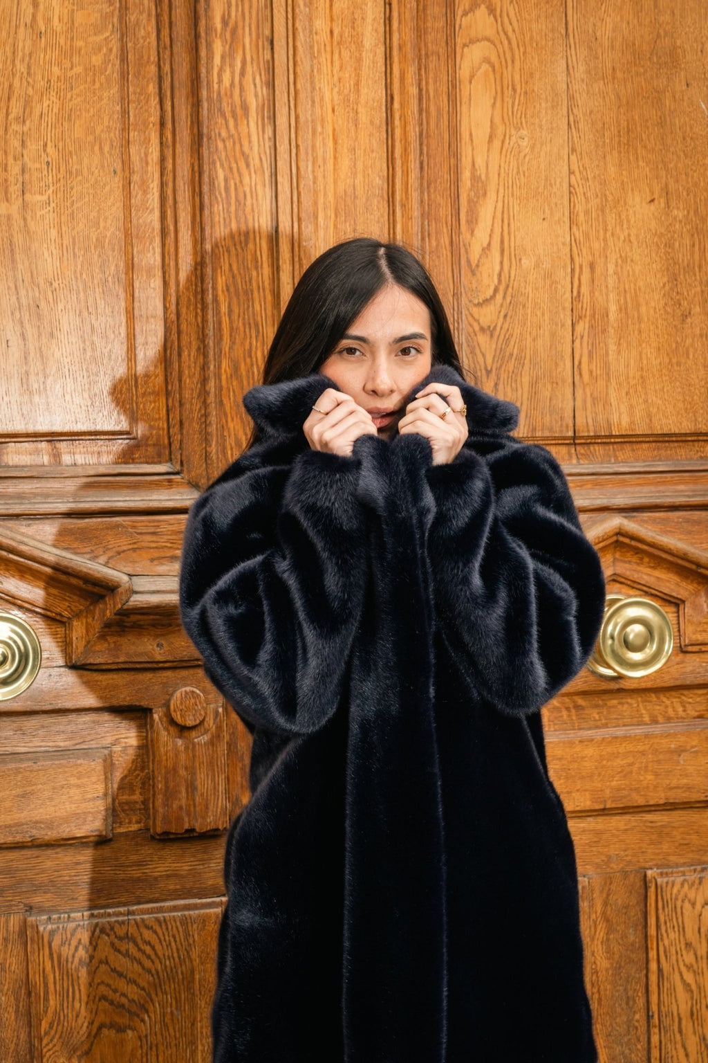 Manteau Babylone Bleu Nuit Ashoka Paris, fourrure vegan douce et durable, coupe ajustée et confort optimal.