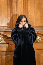 Manteau Babylone Bleu Nuit Ashoka Paris, fourrure vegan douce et durable, coupe ajustée et confort optimal.