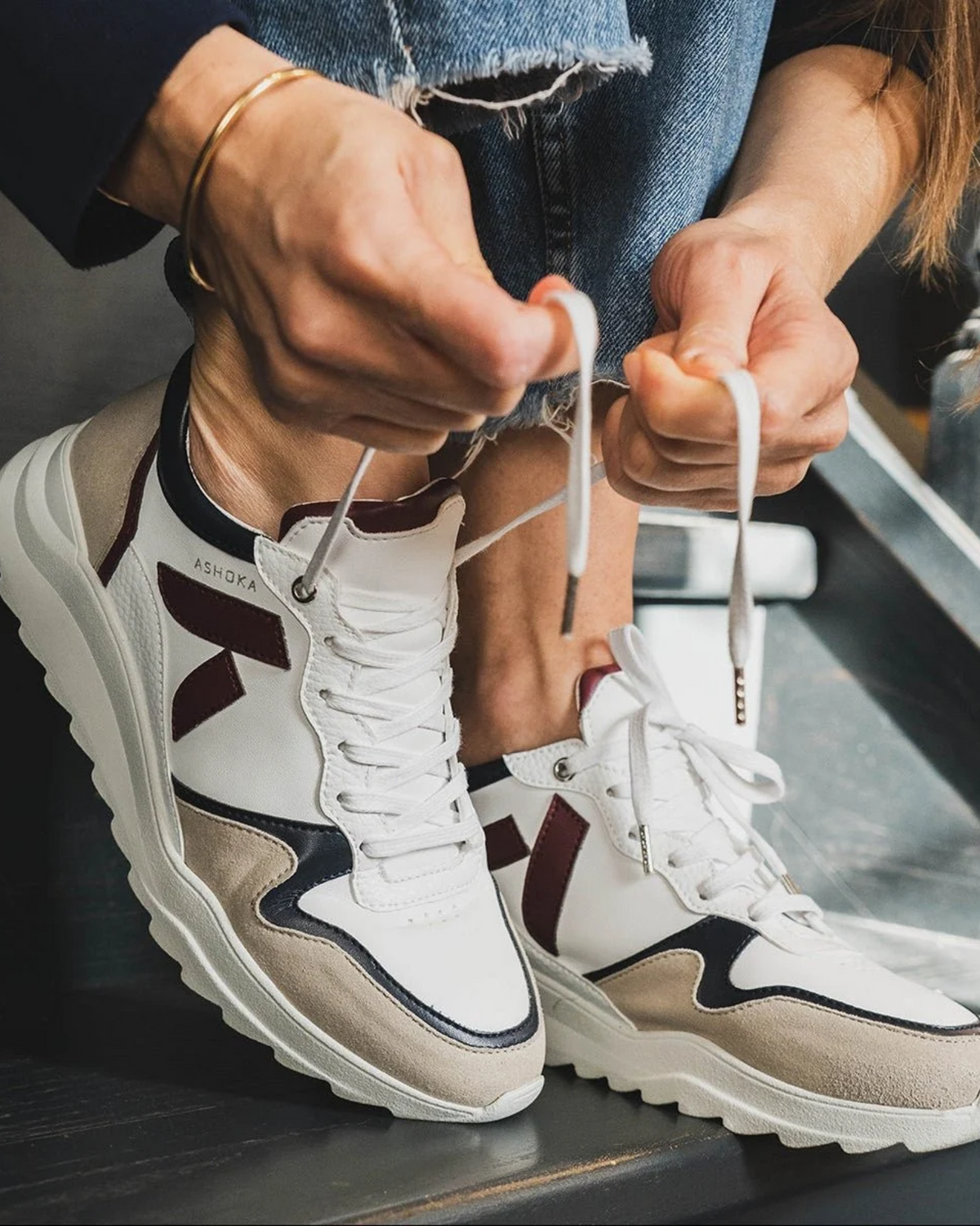 Sneakers vegan Lewis Bordeaux-Marine portées