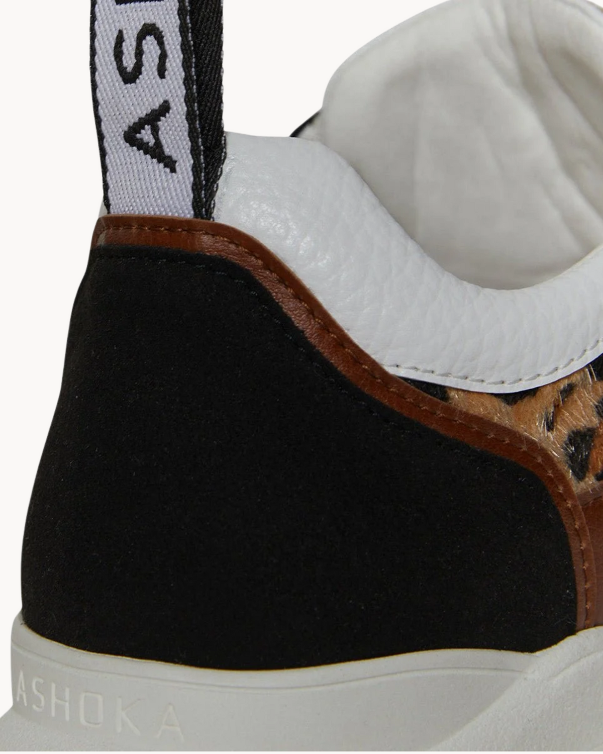 Sneaker vegan Lewis Léopard, détail du logo Ashoka Paris au talon