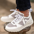 Sneakers vegan Lewis Blanches portées – baskets éthiques et confortables pour femme et homme