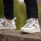 Chaussures vegan Lewis Blanches portées – sneakers écoresponsables en situation