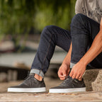 Sneakers vegan Matéo Basse Noires portées – chaussures écoresponsables pour homme
