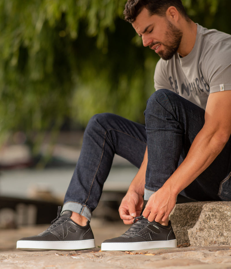 Sneakers vegan Matéo Basse Noires portées – chaussures écoresponsables pour homme