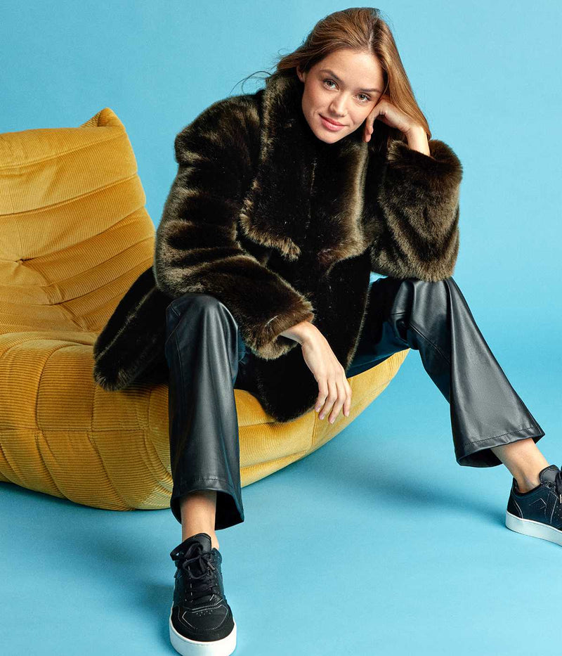 Sneakers vegan Matéo Basse Noires portées – baskets éthiques pour femme